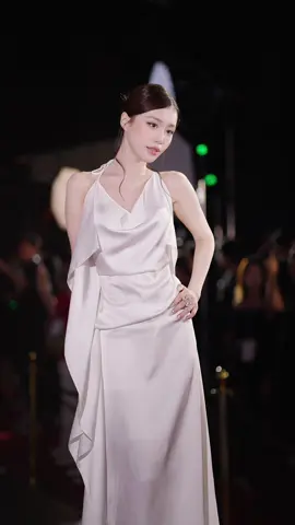 Han Sara là khách mời của thương hiệu @Valenciani trong đêm bế mạc Vietnam Interational Fashion Week, chân thành cảm ơn nhà thiết kế Adrian Anh Tuấn đã gửi lời mời cho Sa ♥️ #HanSara #AVIFW #Valenciani 