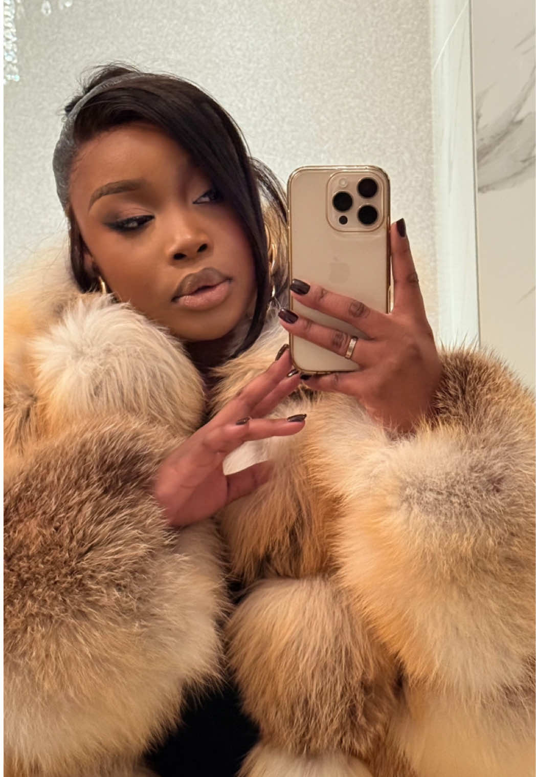 …out of my way!! 💋    fur : @HOUSEOFZEE 