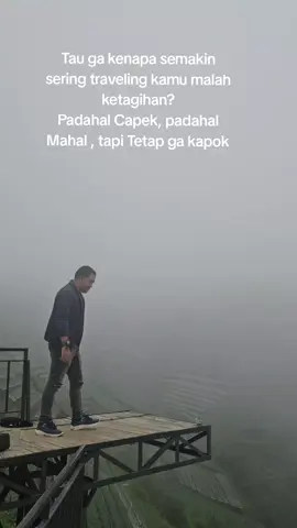Karena ternyata… Setiap pergi, kamu nemu bagian dari dirimu yang selama ini gak pernah muncul waktu di rumah. Ada rasa bebas, rasa baru, rasa hidup. Dengan sesekali terucap “ternyata bumi ciptaan Allah seindah ini, ya” — Dan anehnya, meskipun lelah—rasanya worth it banget. Padahal kadang cuma duduk lihat langit di tempat asing. Tapi hati rasanya lebih tenang dari segala “healing” yang kamu coba di kota sendiri. Traveling bukan cuma soal tempat, tapi versi diri yang kamu temuin saat pergi. Itu yang bikin nagih. Dan itu juga yang bikin kamu terus nyari… padahal belum tentu tahu apa yang dicari 😞🫢