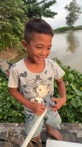 lâm kiết T1 với Tam Sóc D1 ra nhận hàng fan hâm mộ😆