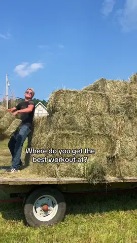 Just wondering? This is how these kids stay in such good shape 🏋️💪🏻🌾🐄 💪🏻 #familyfarm #farm #hay #hangout#memories#blowthisup#fyp#follow#workout