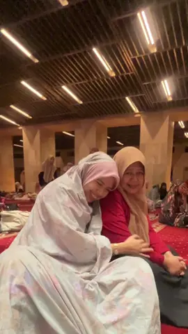 Dari rahimnya, aku lahir… Dari rahimnya, aku belajar apa artinya hidup… Dan dari rahimnya, aku belajar bahwa luka juga punya cahaya. Terima kasih sudah melahirkanku, Mama Eva❤️ Kalau kamu diberi pilihan… kamu akan memilih untuk dilahirkan, atau tidak? Tulis pendapatmu di kolom komentar ya! 👇✨ #MentalHealth #KesehatanMental #ibu #brokenhome #family 