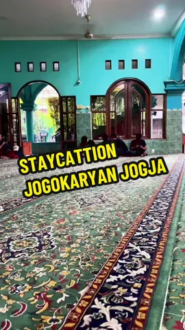 Hotel Masjid Jogokariyan adalah pilihan luar biasa bagi jamaah musafir atau wisatawan yang mengutamakan nilai ekonomi dan ketenangan spiritual. Berada tepat di area masjid dan Islamic Center, dengan harga Rp 150¹⁻²⁵⁰ ribu/malam serta fasilitas cukup, ia menawarkan pengalaman berbeda: menginap sekaligus beribadah dan mengakses berbagai kegiatan sosial di masjid. Untuk yang mengutamakan kenyamanan lebih (bathtub, kulkas), bisa memilih kamar VIP. Namun jika cukup dengan fasilitas standar, kamar reguler sudah termasuk value-for-money tinggi—selama Anda memesan lebih awal karena sangat cepat penuh.  #HotelMasjidJogokariyan   #MasjidJogokariyan   #JogjaMenginap   #WisataReligiJogja   #PenginapanJogja   #JogjaMurah   #NginepDiJogokariyan   #VisitJogokariyan  