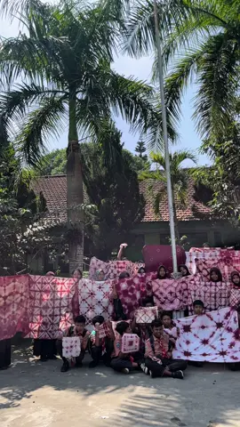 kalau nggak jadi guru seni mungkin aku gabisa ikut berpartisipasi untuk terus menjaga dan melestarikan batik sebagai warisan  Indonesia.  Hari ini seneng banget bisa ngenalin kepada mereka tentang salah satu budaya Indonesia yaitu batik. semoga pelajaran yang sederhana ini mampu menjadikan mereka lebih mencintai budaya Indonesia🤍 #guruseni #gurusenibudaya #tiedye #batikikatcelup #batikjumputan #pendidikansenirupa #pengenalanbatik #generasiemas2045 #budayaindonesia #batik #kurikulummerdeka #kurikulummerdekabelajar #fyp #fypシ #fypシ゚viral #fypage #fyppppppppppppppppppppppp #fypp #fypdongggggggg 
