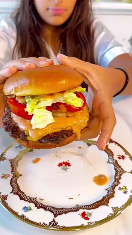 وجبات سريعة زي المطاعم… بس أنظف وألذ بالبيت! 🍔🍟 بالصيف ما في أحلى من وصفات سريعة وسهلة نعملها لأولادنا بالبيت 👩🏻‍🍳 المهم نعوّدهم على أكل نظيف ولذيذ، نفس طعم المطاعم بس بأيدينا وبمكونات نعرفها! تابعوني لهالوصفات اللي كل ولادكم رح يحبوها ❤️#yummy #وصفات #Recipe #tiktokcookbook  