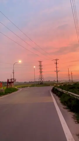 POV: Đạp xe 20km và thứ tôi nhận được. Hoàng hôn đẹp đến nao lòng 🫶🏻 #hoanghon #dapxe #chill #xuhuong #fyp #viral #foryou #storytime 