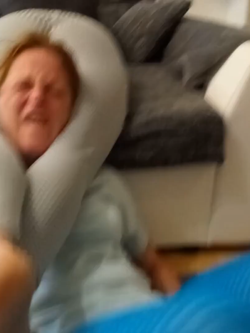 Headscissor Challenge Trailer 008 Diana und Julie nehmen sich in die Kopfschere. Sie wollen wissen wer mehr aushält.