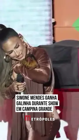 #Simone Mendes ganhou uma galinha durante um show no #SãoJoão 2025 de #CampinaGrande. Na apresentação da sexta-feira (13/6), um fã surpreendeu a #cantora presenteando-a com uma #galinha viva. No meio do show lotado, Simone segurou a galinha e levou o público à risada. “Oh, mamãe. A mamãe vai te soltar, a mamãe vai cuidar de você, vai dar milho, veterinário, viu. Bate palmas para minha galinhazinha”, disse ela. A cantora pediu à produção que levasse o animal para o camarim. “Como que eu vou cuidar?”, perguntou Simone ao público. O vídeo do momento inusitado foi publicado pela própria artista nas redes sociais. “É a primeira vez que eu ganho isso!”, disse, entre risos. #entretênews 