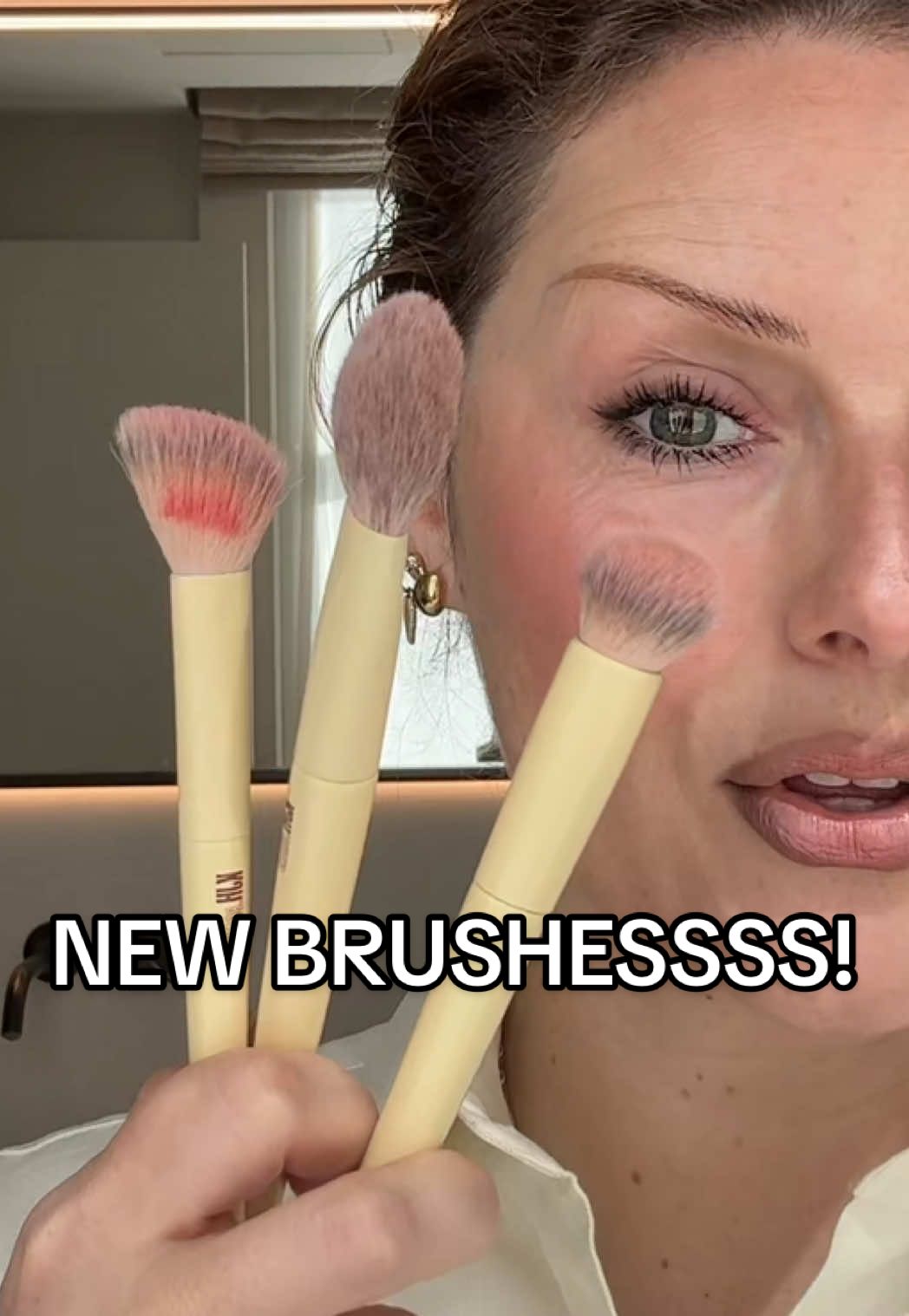 Been teaching you priming the brush techniques so that you know what to do with these in advance! ##MakeUpBrushes##MakeUpTechnique##BetterMakeup##KJHBrand##PrimeTheBrush@@kjh.brand