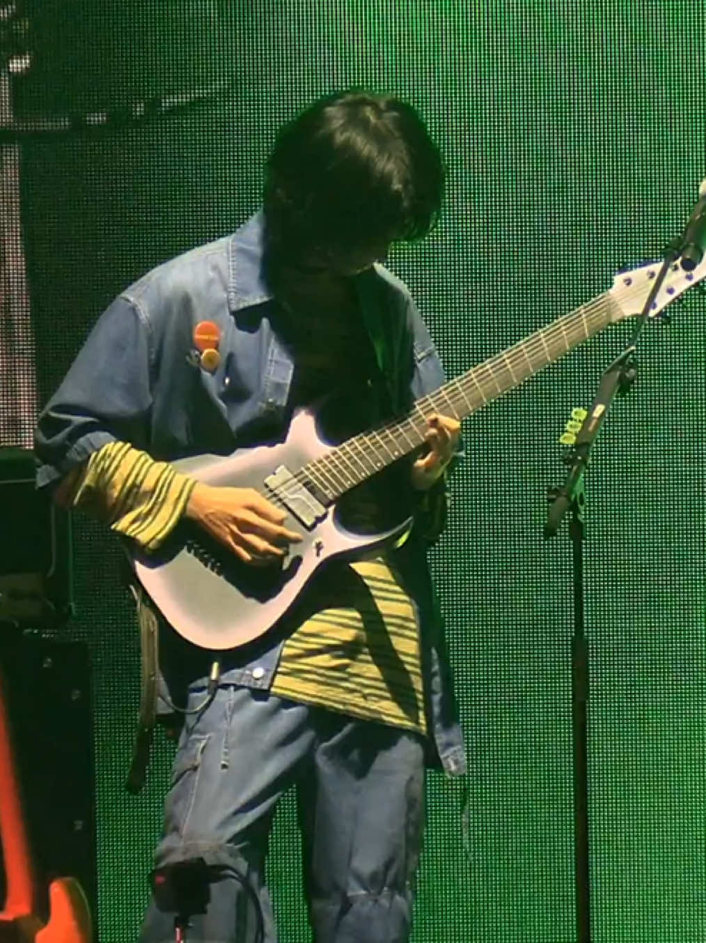 250614 Junhan with his new 7-string guitar 🎸🔥  (He’s not sure whether to name his new guitar Jayang or Jayoung but he wanna keep Jayoung..susah sangat, letak sayang je lah)  #junhan #xdinaryheroes #준한 #엑디즈준한 #엑디너리히어로즈 #엑디즈  c:fourtiee @Xdinary Heroes 