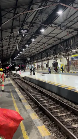 Prank temen #KAI #keretaapiindonesia #stasiun #purwokerto #stasiunpurwokerto 