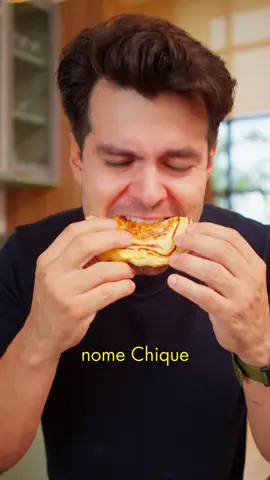 Panquecas Croque Monsieur 🧀🥪 No vídeo eu fiz 1/4 da receita, mas já te aviso… é melhor fazer a receita inteira, porque some rápido! Ingredientes: – 240g de farinha de trigo (cerca de 2 xícaras) – 1 sachê de fermento químico (10 a 12g) – 1 colher de chá de sal – 50g de manteiga derretida (4 colheres de sopa) – 250ml de leite (1 xícara) Mistura tudo, faz na mesma frigideira que derreteu a manteiga, fogo baixo, recheia com queijo e presunto, 2 minutos de cada lado. Fácil, rápido e com nome chique. 