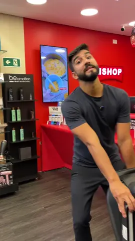 Poltrona de Massagem Flex com Aquecimento Genis Relax Projetada para oferecer bem-estar absoluto, a Poltrona de Massagem Flex proporciona massagens localizadas nas áreas que mais precisam de alívio, envolvendo seu corpo em uma experiência única de conforto e prazer. Com a Poltrona Flex, você escolhe como deseja relaxar! Seu design inovador totalmente ajustável, aliado aos 5 modos de massagem, permite que você direcione a massagem exatamente para onde precisa.  São 4 pontos de massagem para as costas que aliviam estresse do dia a dia, 3 pontos por compressão de ar no assento para relaxamento dos membros inferiores, e 2 pontos ajustáveis de altura para pescoço e ombro que garantem o alcance ideal das tensões, promovendo um alívio imediato.  Gostou? 🛒 Comenta 