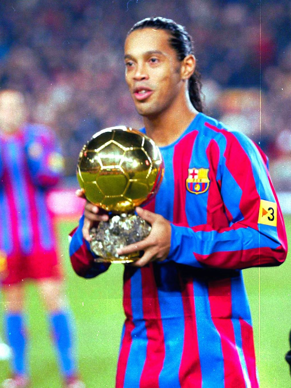 O dia que Ronaldinho Gaúcho, o bruxo, foi aplaudido em pleno Bernabéu pela torcida do Real Madrid!🔥⚽ #tiktokesportes #ronaldinho #messi #barcelona #fyp #foryou #futebolinternacional #tiktokfutebol #tiktokesportes #futebol #elclassico #barcelona #realmadrid .  . . ⚽#futebol #soccer #football #gol #golaço #championsleague #premierleague #laliga #seriea #bundesliga #ligue1 #copadomundo #fifa #uefa #libertadores #brasileirao #neymar #messi #cr7 #ronaldo #haaland #mbappe #vinijr #brasil #seleçãobrasileira #resenha #dribles #skills #goal #história #curiosidades #craque #tiktokfutebol
