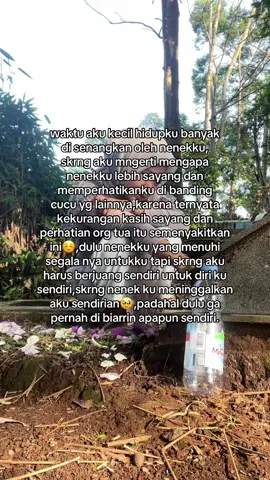 sedikit cerita ya..aku adalah anak yang bisa di bilang hilang peran org tua,pas waktu ada nenek aku,aku ga pernah peduli dengan kasih sayang org tua sama perhatian org tua karena semua nya sudah di penuhi oleh nenekku,tapi skrng nenek ku jga meninggalkan aku skrng aku baru merasakan ternyata begini rasa nya kehilangan kasih sayang dan perhatian dri org tua,dulu apa” aku selalu sma dia skrng aku apa” sendiri,bahkan di umurku yang terbilang masih remaja aku harus merasakan lelah bekerja untuk menghidupi diriku sendiri,dimana anak lain yg seumuran ku masih leha” di rumah ada org tua di tanggung org tua,tapi tidak denganku😔,kadang aku cape memahami trs keadaan,coba aja org tua aku mengerti skrng posisi ku secape apa menghadapi hidup nya tanpa mereka🥹,bahkan buat ngeluh minta kuattin,minta peluk layaknya dgn anak aja susah💔,ya tuhan sebenernya gpp kalau emng aku harus ngertiin keadaan org tua tapi boleh ga nenek aku kembalikan lagi kedunia? supaya hidup aku kuat dengan hadir nya dia. #nenekkupahalawananku #4u #fyp 