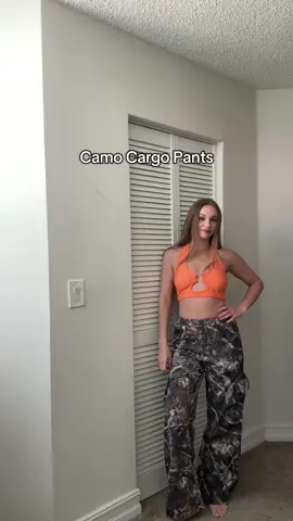 I’m not really a camo person but I’m feeling these cargo pants with the bright orange top!  #camo #camouflage #cargopants #cargopantsoufit #camopants 