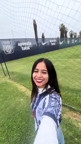 Gracias @Bitel 💙🤍 por hacerlo posible ! Arriba AL toda la vida ✨ Si quieren saber los pasos para ganarse esta camiseta síganme en ig: VIVIANBARRONH y en mi cuenta de respaldo @viviannbh2 // #gronecitoxsiempre💙⚽️ #alianzalimacorazon #alianzalima #gronecita #bitelperu #aliancistadecorazón #bitel #aliancistadecorazon 