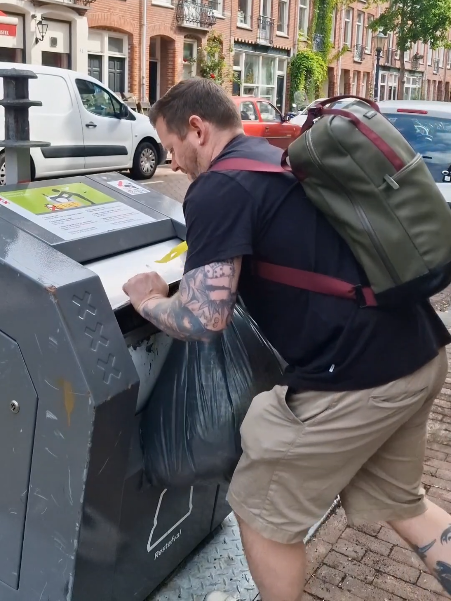Gooi je afval in de prullenbak #Amsterdam #afval #garbage #netherlands 