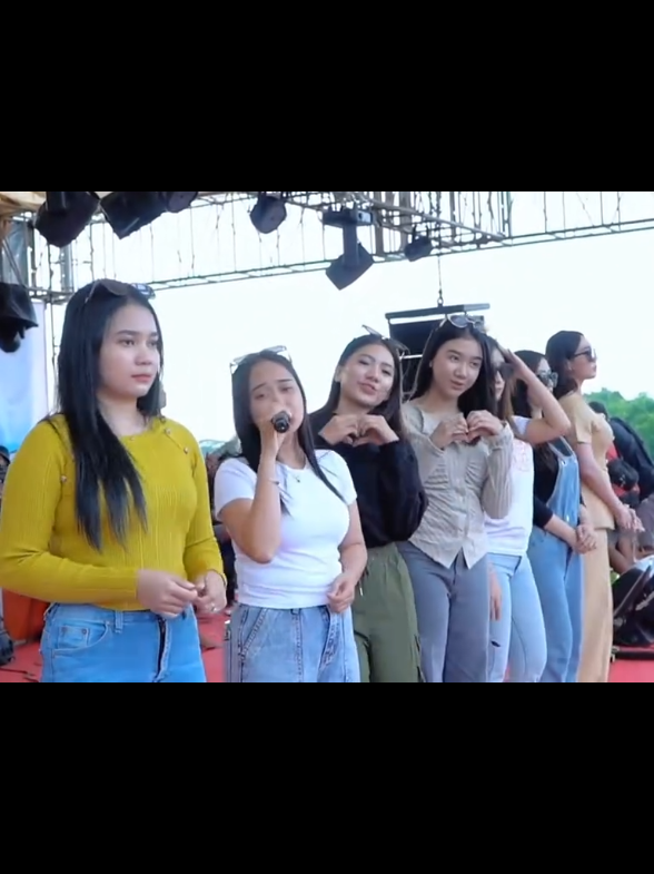 Cinta dan Air Mata merupakan salah satu lagu yang pernah popular dibawakan oleh Fendik Adella. Lagu ini menceritakan mengenai sebuah kisah percintaan yang begitu menyesakan dada. Sebab impian yang sebelumnya dibuat Bersama  harus rela untuk sirna dan terlupakan. Keduanya terpaksa harus mengakhiri kisah cinta lantaran tidak mendapatkan restu dari pihak orang tua dari wanita  'Cinta Dan Air Mata' yang Dipopulerkan Fendik Adella Tags: Lirik Lagu Cinta dan Air Mata Fendik Adella #terbaru2025tiktok🔥😍😍😍 #terbaru2025 #fendikadella  #TikTokImpact #dangdutan #adella 