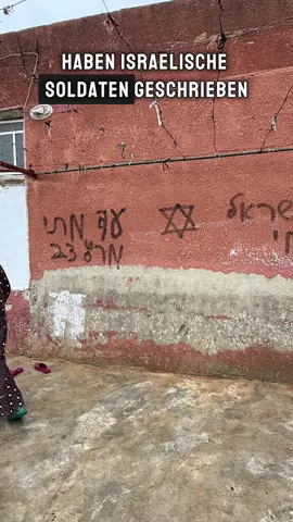Während global alle Augen auf den israelischen Schlag gegen den Iran gerichtet sind, rückt eine andere Eskalation fast völlig aus dem Blick: das völkerrechtswidrige israelische Militärvorgehen an der Grenze zu Syrien. Was passiert dort gerade an der Grenze? Das wollte ich wissen – und bin dorthin – in ein Gebiet, über das kaum jemand spricht. Seit dem Sturz des syrischen Präsidenten Assad häufen sich hier völkerrechtswidrige israelische Militäraktionen. Ich kann mich in dieser gefährlichen Region nur dank ihm bewegen: Mousa Aljwarwan, ein pensionierter Lehrer. Er zeigt mir, was hier in seiner Heimat passiert: Wo einst Bäume standen, ist heute alles niedergewalzt. Häuser wurden komplett zerstört. An dieses Familienhaus haben israelische Soldaten geschrieben: „Das Volk Israel lebt“.  Wir sind hier in der sogenannten UN-Pufferzone auf den Golanhöhen. Ein eigentlich entmilitarisiertes Gebiet. Israel darf hier laut Abkommen keine Militärposten errichten. Trotzdem entstehen neue Wege, Gebäude und Kontrollpunkte – wie Satellitenbilder zeigen. Vor der Kamera wollen sich die syrischen Familien hier nicht zeigen. Zu groß ist die Angst vor Vergeltung. Aber sie zeigen mir ihr zerstörtes Zuhause. Nur Mousa spricht mit mir. Er sagt: „Wir setzen Hoffnung in Deutschland, in das deutsche Volk, das unter Kriegen gelitten hat. Wir hoffen, dass sie uns helfen werden, die Kriege und die illegale Besatzung in unserem Land zu beenden.“