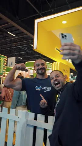 ✨ Hoje foi o último dia de Naturaltech com a @maismu — e que experiência INESQUECÍVEL! Foram dias de abraços, fotos, histórias que arrepiam e muito carinho de vocês que acompanham o Nutri das Estrelas com tanto amor 💚 Teve gente dizendo que aprendeu a comer melhor, que mudou a relação com a comida, que entendeu a nutrição pela primeira vez de forma leve, divertida e desenhada — e é exatamente isso que me move todos os dias. Obrigado a cada um que parou, tirou foto, trouxe presentinho, deu um sorriso ou simplesmente disse: “Você mudou minha vida”. Foi mais do que uma feira. Foi um encontro de propósito. E se você ainda não me conhecia: ✨ Segue o Nutri das Estrelas, porque aqui a nutrição é desenhada, sem terrorismo e com muito bom humor, TÁ AMOR? #nutridasestrelas #naturaltech2025 #maismu #nutriçãoleve #encontrocomfãs #gratidão #fechamentocomchave #táamor