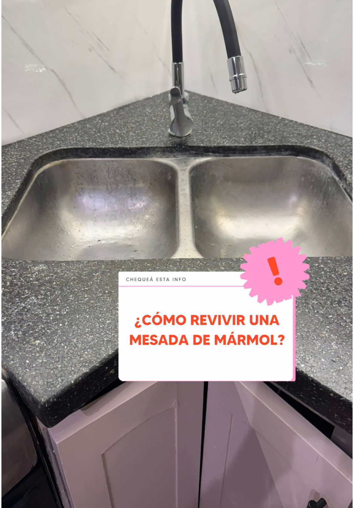 💥 Mesada porosa, con sarro y sin chance de cambiarla? Tranqui, la revivimos. Cuando llegamos a la casa de la #DecoExpress, la mesada negra era un bajón: ➖ Porosa al tacto (siempre mojada como con espejo de agua) ➖ Manchada por el sarro típico de Mardel ➖ Y sin posibilidad de cambiarla Pero ¡todo tiene solución casera! En este video te muestro cómo la revivimos con lo que teníamos a mano 🎯 🧽 PASO 1: Desengrasar bien, sacar restos de silicona y todo lo que se pueda para que la lija trabaje mejor (y no se empaste al toque) 🌀 PASO 2: Con la lijadora, arrancamos con la lija más abrasiva que teníamos (sí, esa que raspa con solo mirarla 😅) Y de ahí vamos bajando: cada vez una lija más fina, hasta llegar a una súper delicada para terminar de pulir y cerrar el poro. 💡 ¿Por qué es importante esto? Porque una mesada porosa se mancha más y retiene humedad. El pulido sella y la deja más impermeable, más fácil de limpiar y con mejor terminación. 🖤 Lo ideal sería hacerlo con moladora + disco especial para pulir piedra, pero esto lo resolvimos en modo casero porque teníamos que seguir con la obra (¡y levantaba polvillo negro para armar una nube!). 🧴 Después podés aplicar algún producto sellador o abrillantador para terminar de protegerla. ¿Tenés una mesada que ya no da más pero no la podés cambiar? Guardate este video porque te puede salvar 💪