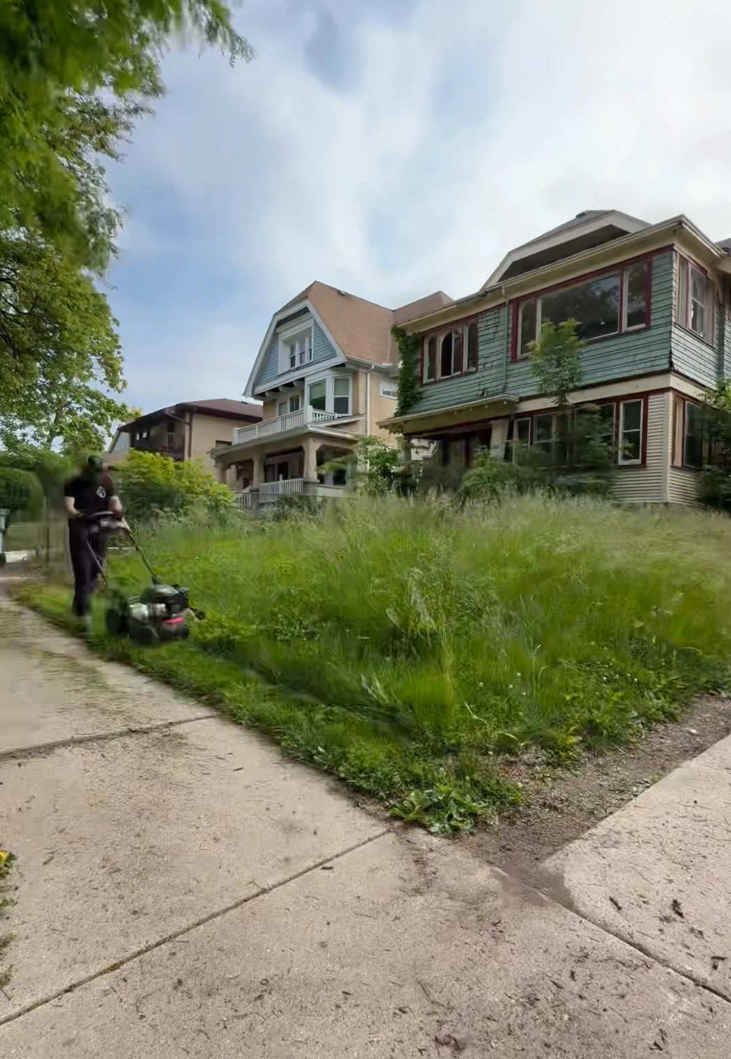 I had 3 neighbours contact me via Social media to clean up this house in Milwaukee. #milwaukee #fyp #usa #satisfying 