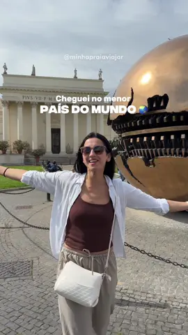 Você sabia que o menor país do mundo cabe dentro de um bairro? 😮 Com apenas 0,49 km², o Vaticano é menor que muitos shoppings! Mas não se engane pelo tamanho. I Aqui estão algumas das maiores obras de arte da humanidade, a Capela Sistina e a Basílica de São Pedro. É um país dentro de Roma, com sua própria guarda, moeda e até correio! E o Papa? Sim, ele mora aqui! Você colocaria o Vaticano no seu roteiro pela Itália? #viageminternacional #viagem #vaticano #roma #italia #italy #oquefazerroma #europa #dicasviagem #europe 