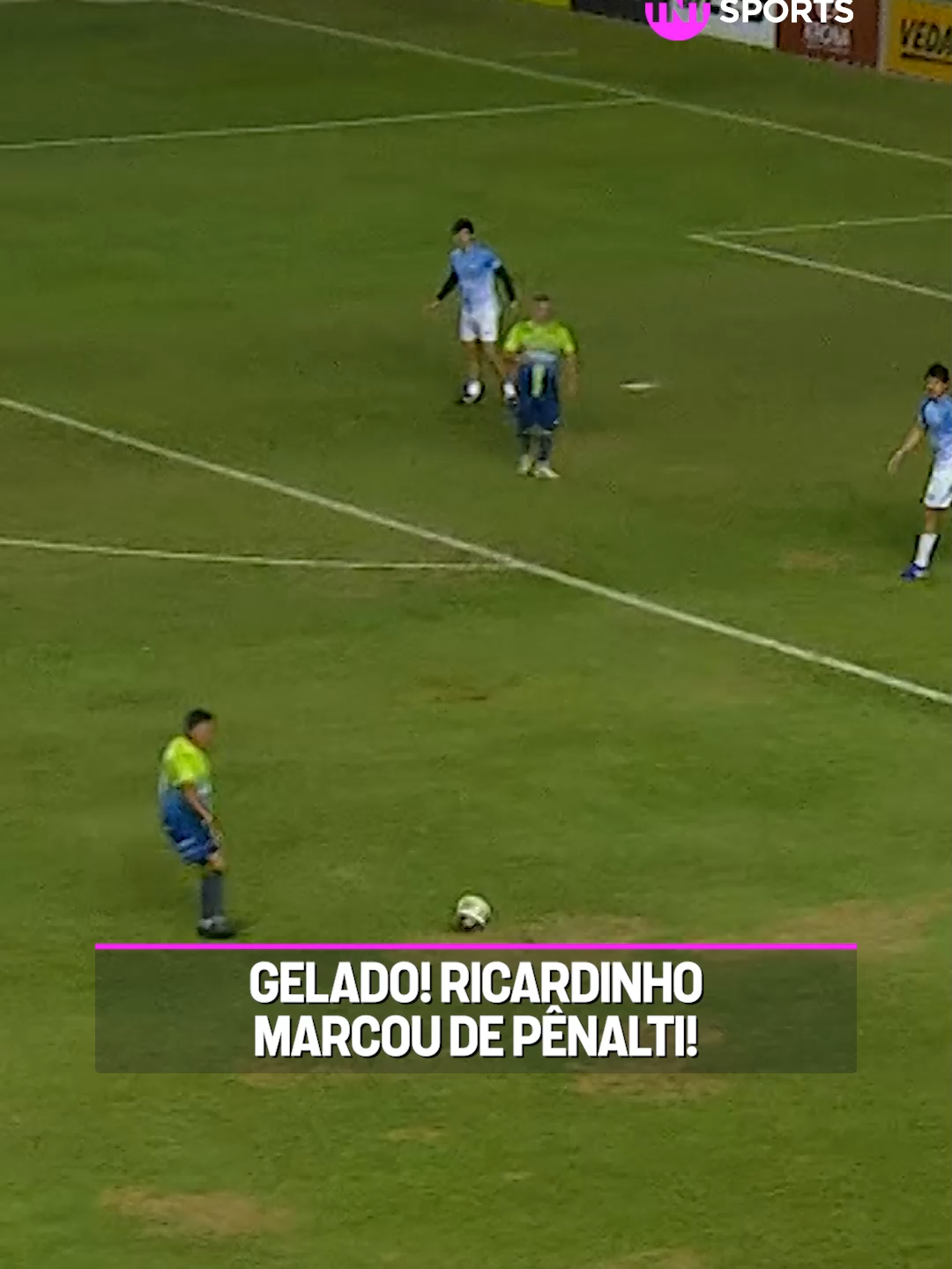 CHAMA O RICARDINHO QUE ELE DECIDE!! 🥶🥶 O nosso @ricardinhomartinss CAVOU UM PÊNALTI e bateu COM CATEGORIA!! 🤣 #GolSolidárioNaTNTSports 🎙️: @octaviobuzz #foryoupage #tiktokesportes #viral_video #sportsontiktkok #today #hoje