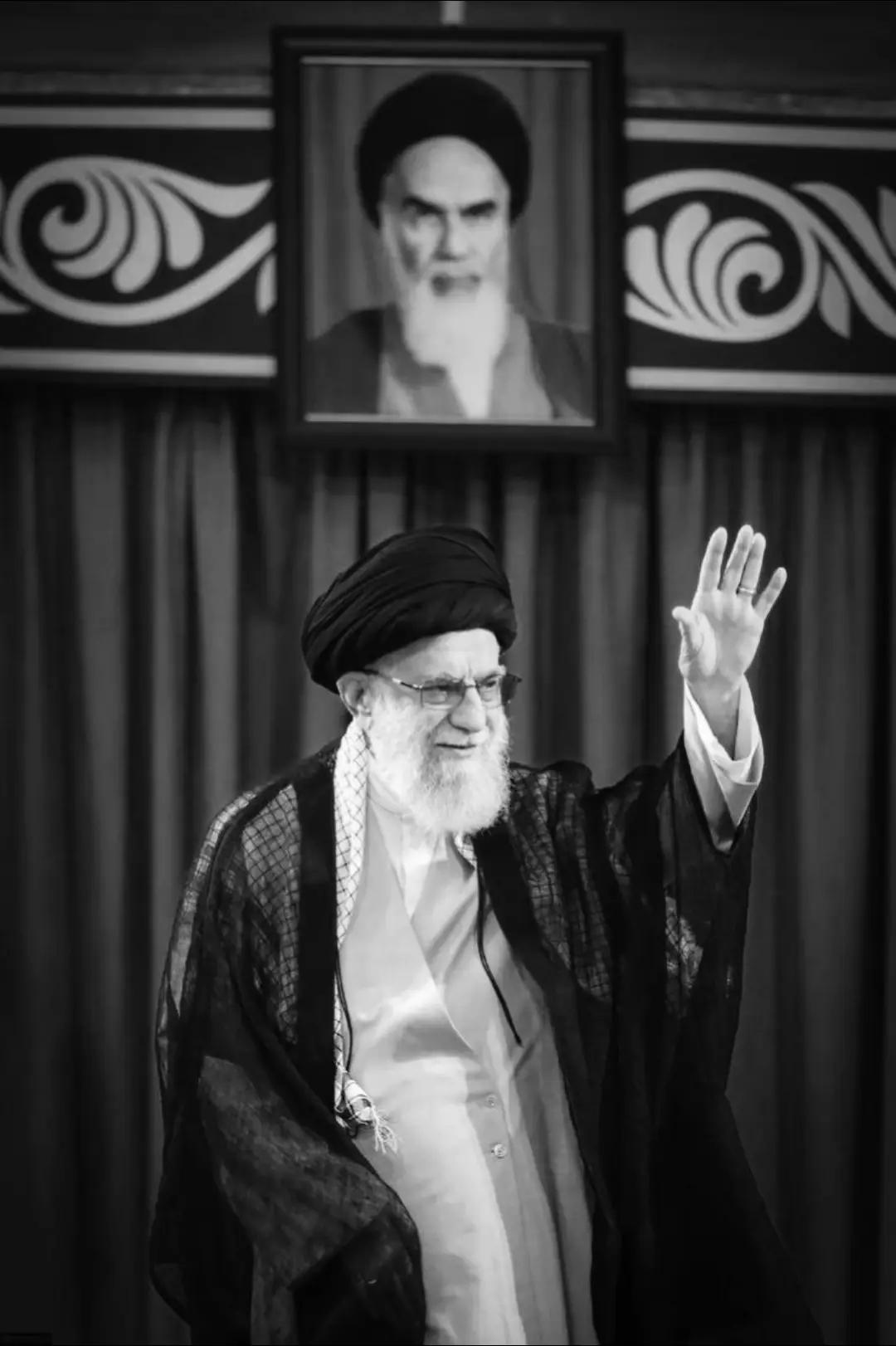 السيد القائد آية الله العظمى الإمام علي الخامنئي (دام ظله) هو التجسيد الحيّ لقيم الثورة ومبادئ الإسلام الأصيل، قائد جمع بين الإيمان العميق، والبصيرة الثاقبة، والشجاعة النادرة في زمنٍ تخلّى فيه الكثيرون عن مسؤولياتهم تجاه قضايا الأمة، وعلى رأسها قضية فلسطين. لقد أثبت الإمام الخامنئي مرة تلو الأخرى أنه قائد استثنائي في زمن استثنائي، لا تشتريه الدنيا، ولا تهزّه العواصف السياسية، ولا تضعف عزيمته التهديدات المتكرّرة من الطغاة والمستكبرين. وفي هذه الأيام، حيث يتعرّض شعبنا الفلسطيني المظلوم لأبشع أنواع القتل والتدمير على يد الكيان الصهيوني المجرم، لم يكن صوت القائد غائبًا، بل كان سبّاقًا في التأكيد على وجوب الردّ الحازم، والموقف الثابت، والدعم اللامحدود للمقاومة الباسلة في فلسطين ولبنان وسائر جبهات المواجهة. موقفه من قصف الكيان الصهيوني اليوم لم يكن مجرد تصريح سياسي، بل كان تعبيرًا عن عقيدة راسخة ترى في مقاومة الاحتلال فريضة شرعية، وكرامة إنسانية، ومسؤولية أخلاقية لا تقبل المساومة أو التراجع. إنه القائد الذي قال كلمته منذ عقود: ‘إسرائيل غدة سرطانية يجب أن تزول’، واليوم نراه يثبت للعالم أن هذا الموقف ليس شعارًا عابرًا، بل وعدٌ قائم على وعيٍ وإيمان وعمل. هذا القائد الجليل لم يقدّم دعمه للمقاومة بالكلمات فحسب، بل بترسيخ محورٍ كاملٍ من الرجال والمواقف والاستراتيجيات، جعل من الجمهورية الإسلامية قلعة حصينة للمقاومة وركيزة مركزية في مواجهة مشروع الاستكبار والصهيونية العالمية. إننا اليوم، وفي ظل هذه الظروف، نزداد يقينًا بأن وجود هذا القائد العظيم بيننا نعمة إلهية وعطاء سماوي، وأن السير على نهجه هو طريق العزّة والانتصار. فسلامٌ على من ثبت يوم زلّ الآخرون، وصبر يوم جزع الكثير، وصدع بالحق يوم سكتت الأصوات. حفظ الله الإمام الخامنئي وأيّده بنصره، وأطال عمره الشريف، وجعلنا من جنوده العاملين المخلصين في خدمة الإسلام والمستضعفين. #السيد_علي_الخامنئي  #صور  #خلفيات  #خلفيات_فخمة  #خلفيات_شاشه  #خليفات_عالية_الدقه  #لقطة_فائقة_الثبات  #الذكاء_الاصطناعي  #تصميم_فيديوهات🎶🎤🎬  #تصميم_فيديوهات🎶🎤🎬تصميمي🔥  #تصميم_فيديوهات🎶🎤🎬،  #قوالب_كاب_كات  #قوالب  #شاشة_سوداء🖤  #ايران 