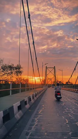 #CapCut #kalimantanselatan #pesonakalimantan #vibessunsetaesthetic #sunset #jembatanbarito #put #putecantik