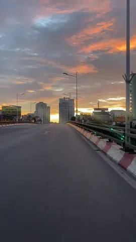 Có những ngày thành phố thôi ồn thôi vội.Hà Nội lúc bình minh giống như đang nói khẽ 