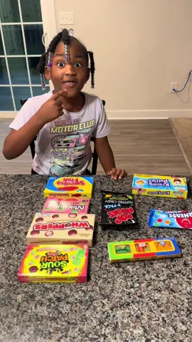 Caylee will cheat right in front of your face 😂😂 #family #candychallenge #siblingfun 