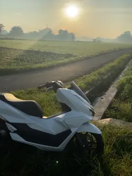 🤙🏻🤙🏻 #pcx160 #foryou #lewatberanda #yogyakartacity #foryoupage #zmn14 #giwargiwar #oetaraorangstyle #giwargiwar #sunrise #lantaiatas #jogja24jam 