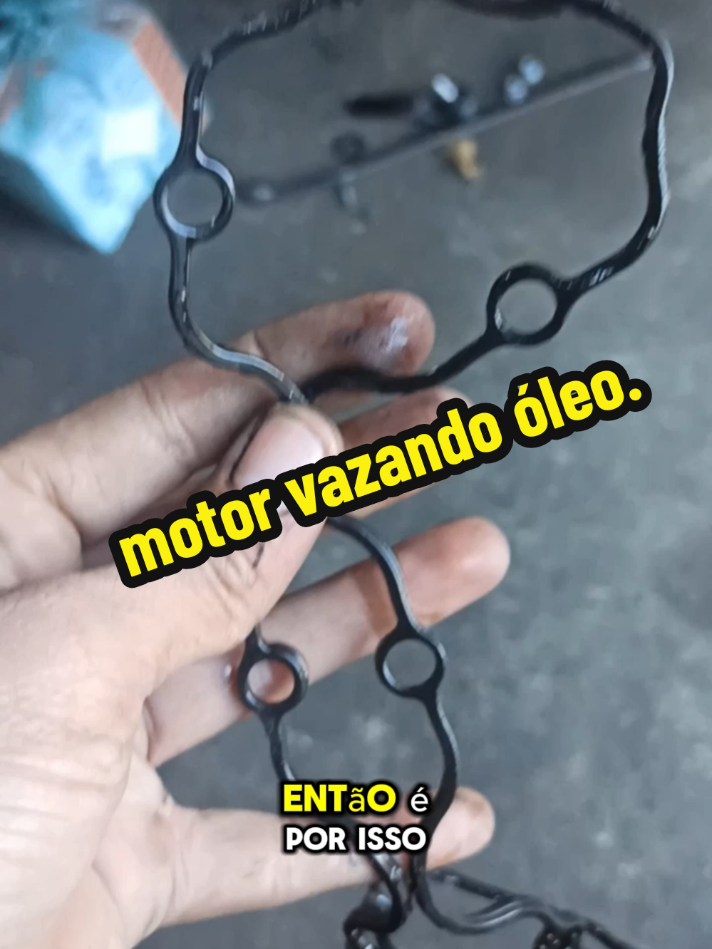 A junta da tampa de válvula do Corsa (seja motor 1.0 ou 1.4/1.6, dependendo do ano e versão) é uma peça de vedação feita geralmente de borracha ou cortiça, que fica entre a tampa de válvula (também chamada de tampa de cabeçote) e o cabeçote do motor. A função dela é evitar vazamentos de óleo do motor. Função da junta de tampa de válvula: Vedar a tampa de válvula para que o óleo do motor não escape. Impedir que sujeira externa entre no cabeçote. --- Sintomas de junta da tampa de válvula com problema: 1. Vazamento de óleo na parte superior do motor (principal sintoma). 2. Cheiro de óleo queimado, especialmente quando o óleo escorre e cai sobre o coletor de escape quente. 3. Presença de óleo em volta das velas de ignição ou nos cabos. 4. Perda de óleo com o tempo, sem vazamentos visíveis no chão (porque o vazamento é lento e por cima). #creatorsearchinsights #manutencaoautomotiva #revisaoautomotiva #mecanico #juntatampadeválvula 