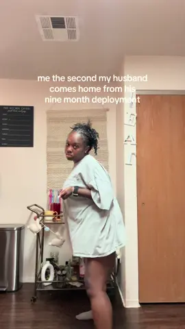 When he finally comes home from a 9-month deployment and I’m suddenly the main course 😮‍💨 Kitchen’s closed, baby… unless you’re on the menu 🇺🇸😭 #militarywife #deploymentlife #armywifelife #milspouse #wifehumor  #creatorsearchinsights 
