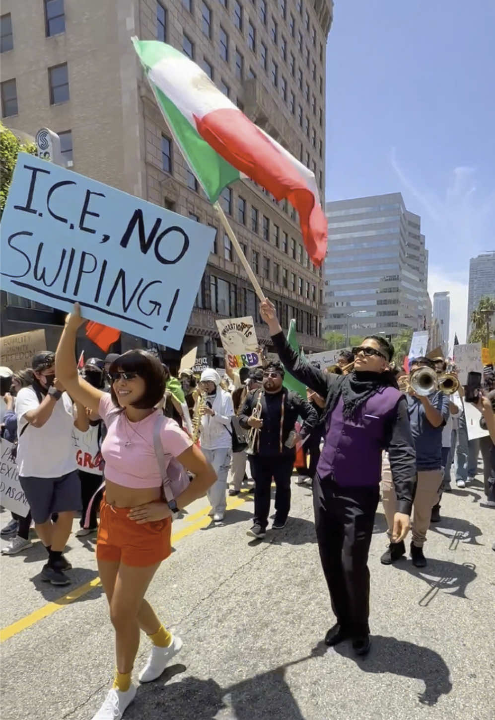 Replying to @jordana 🎀 🇿🇦🇮🇹 Immigrants make America Great! 🇲🇽✊🏼🇺🇸#NoKingsDay in #DTLA @Lorena Abreu 