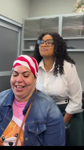 ✨Parte 1✨ Mi bella clienta vino en busca de un cambio 💇‍♀️ porque se aproxima un viaje muy especial: ¡va rumbo a Cuba 🇨🇺 a reencontrarse con sus padres y sus niños! 🥹💖 Y para ese momento tan emocionante, quiere lucir su cabello más claro, como lo tenía antes. Después de mucho tiempo sin hacerle nada a su melena, decidió volver a consentirse y recuperar ese look que tanto le encantaba. ¡Miren este inicio de transformación! #ecabellonatural #extensionesdecabellonaturalhabana #cambiodelook #cabelloclaro #hairtransformation #antesydespues #houstonstylist #salondebelleza #hairgoals 📞 (409)748-6632 📲 @ecabellonatural 