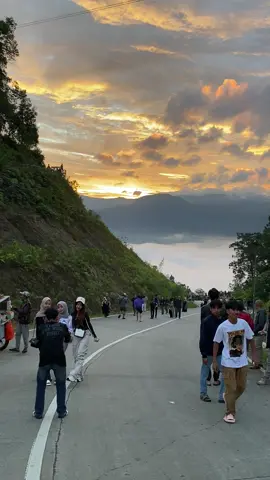 15 juni 2025, hayoo mimin ada dimana coba ? Ada yang hoki dapet awan cantik ga pagi ini? #citorek_lebak_banten #citorekgunungluhur #citoreknegridiatasawan #viralvideo #viraltiktok #fyppppppppppppppppppppppp #gunungluhurkasepuhancitorek #diatasawan✈️ #awan #fyppppppppppppppppppppppp 