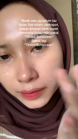 Tinted ss reisha glow yg batch baru ini kaya lebih terang dibanding sebelumnya apa perasaanku aja ya @Reisha Novandita #sunscreenviral#tintedsunscreen#flekhitam#darkspot 