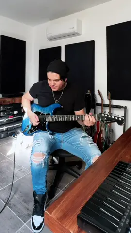 Tocando Sol, arena y mar de Luis Miguel 🙌🏻 ojalá les guste amigos!!  #luismiguel #luisrey #guitar #cover 