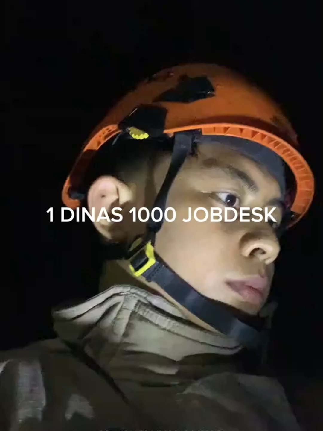 Petugas Damkar Tunjukkan Sisi Lain: Dari Padamkan Api hingga Habisin Lauk di Hajatan Tak hanya sigap dalam memadamkan api, petugas pemadam kebakaran ternyata juga bisa mencuri perhatian lewat aksi yang tak terduga. Dalam sebuah video yang viral di media sosial, terlihat beberapa anggota damkar ikut menikmati sajian makanan di sebuah hajatan. Bahkan, dalam momen lain, ada pula yang membantu memperbaiki handphone warga. Aksi-aksi ini memunculkan kesan bahwa petugas damkar tak hanya andal dalam situasi darurat, tapi juga dekat dengan masyarakat dalam keseharian. Warganet pun memberikan berbagai reaksi, mulai dari tertawa terhibur hingga salut atas sikap bersahaja dan kebersamaan yang ditunjukkan para petugas. Video ini menjadi pengingat bahwa di balik seragam dan tugas beratnya, para petugas damkar juga manusia biasa yang mampu membawa senyum dan kehangatan dalam interaksi sosial sehari-hari. Video: TikTok/katanyadamkar Follow Sosmed Kita IG : @lintasdaily FB : @lintasdaily TikTok : @lintasdaily #fy #fyp #foryou #foryoupage #fypシ゚ #fypage #viral #viralnews #viralvideo #viralnewsvideo #trending #berita #beritaviral #beritahariini #faktaunik #faktamenarik #timnas #timnasindonesia #timnasgaruda #beritaterkini