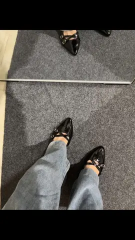 Bener bener cakep dikaki😩🖤#fyp #flatshoes #sandalwanita #xbcyza 