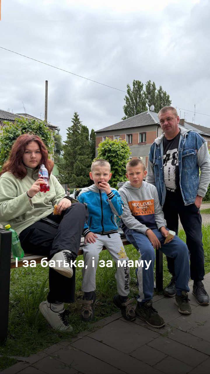 Роман Голубов з Лисичанська сам виховує трьох дітей. Після смерті дружини, він став їм і за тата, і за маму. Найстаршій доньці Богдані — 14 років, середущому сину Глібу за місяць буде 12 років, молодшому сину Тимофію буде 7 років. Від початку повномасштабного вторгнення родина живе у соціальному гуртожитку у селі Неслухів, що на Львівщині. #суспільнельвів #деньбатька #деньбатька2025 