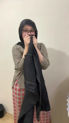 wei sama sebijik dengan kedai; high waisted, baggy, very y2k