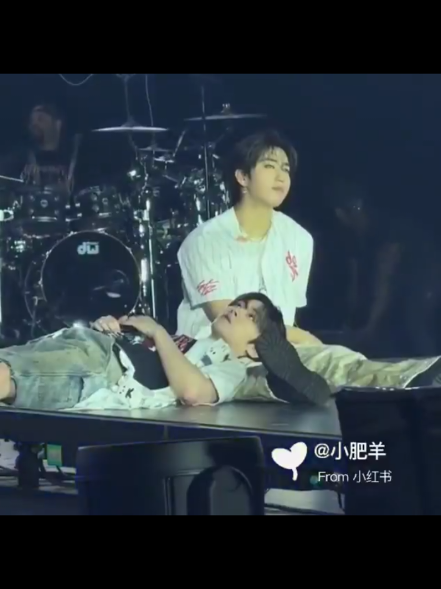 this is worse than if they were to kiss on stage #minsung #leeknow #hanjisung #skz #fyp #elshuc 