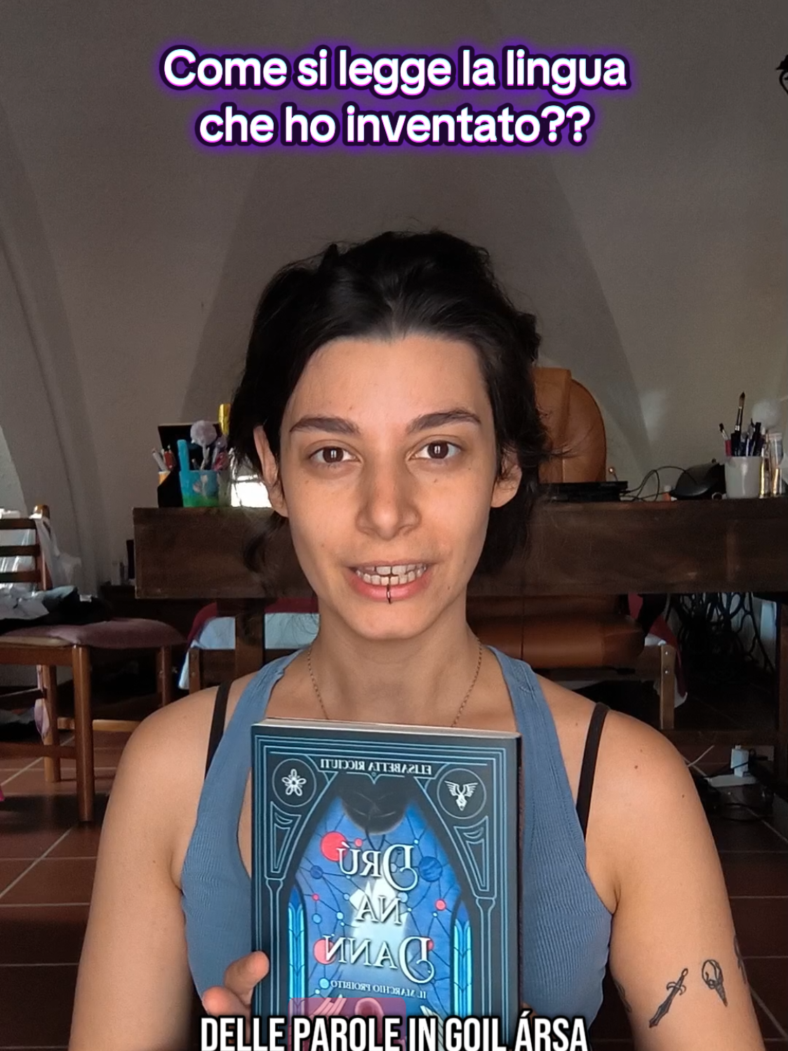 Ho inventato una lingua e oggi vi insegno a leggerla! Sono Elisabetta Ricciuti, una scrittrice Epic Fantasy, e il primo libro ambientato nell'universo che ho creato è uscito da poco, si chiama Drú na Dann - Il Marchio Proibito. 🛍️🛍️ In bio la lista di link per l'acquisto!! #fantasyworld #fantasybook #booktokfyp #fantasybooktok #writertok 