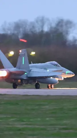 FULL AFTERBURNER ON A HOT SUMMER EVE🔥🚀 Seeing the Finnish F-18 preforming a night takeoff at Leeuwarden Airbase #military #airforce #f18 #fighterjet #afterburner #takeoff #aviation #planespotting #leeuwarden #airbase #finnishairforce 