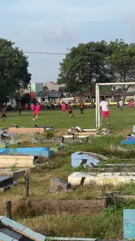 Kober Teluk Pucung Lapangan sepak bola legendaris yang berada ditengah komplek pemakaman wakaf Teluk Pucung, setiap akhir pekan selalu ramai dikunjungi warga. lapangan sepak bola sekaligus pemakanan itu sudah ada sejak 50 tahun yang lalu. Selain untuk berolahraga tempat ini juga jadi spot favorit anak anak untuk bermain layang-layang. Selamat berkakhir pekan teman-teman 🫶♥️ #infotambun