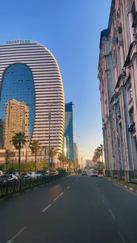 📍 Batum (Batumi)   - *Ülke:* Gürcistan   - *Konum:* Karadeniz kıyısında, Türkiye sınırına (Artvin/Hopa) çok yakın   - *Bölge:* Acara Özerk Cumhuriyeti'nin başkenti 🏛️ *Genel Özellikler:* - *Nüfus:* Yaklaşık 150.000   - *Diller:* Gürcüce (resmî), Rusça ve Türkçe de sık duyulur   - *Para birimi:* Gürcistan Larisi (GEL)   - *Din:* Hristiyanlık (çoğunluk), İslam azınlığı da var   🌆 *Şehir Özellikleri:* - Sahil şeridi boyunca uzanan modern ve tarihi yapılar karışıktır   - Avrupa tarzı mimari ile Sovyet dönemine ait binalar iç içedir   - Gece hayatı, restoranlar, kumarhanelerle ünlüdür   🌿 *Gezilecek Yerler:* - Batum Bulvarı   - Alfabe Kulesi   - Ali ve Nino Heykeli   - Botanik Bahçesi   - Piazza Meydanı   - Eski Orta Cami, Ortodoks ve Ermeni kiliseleri   #keşfetteyizzz  #batum #gürcistan🇬🇪 #gürcistan #happymood #travel 
